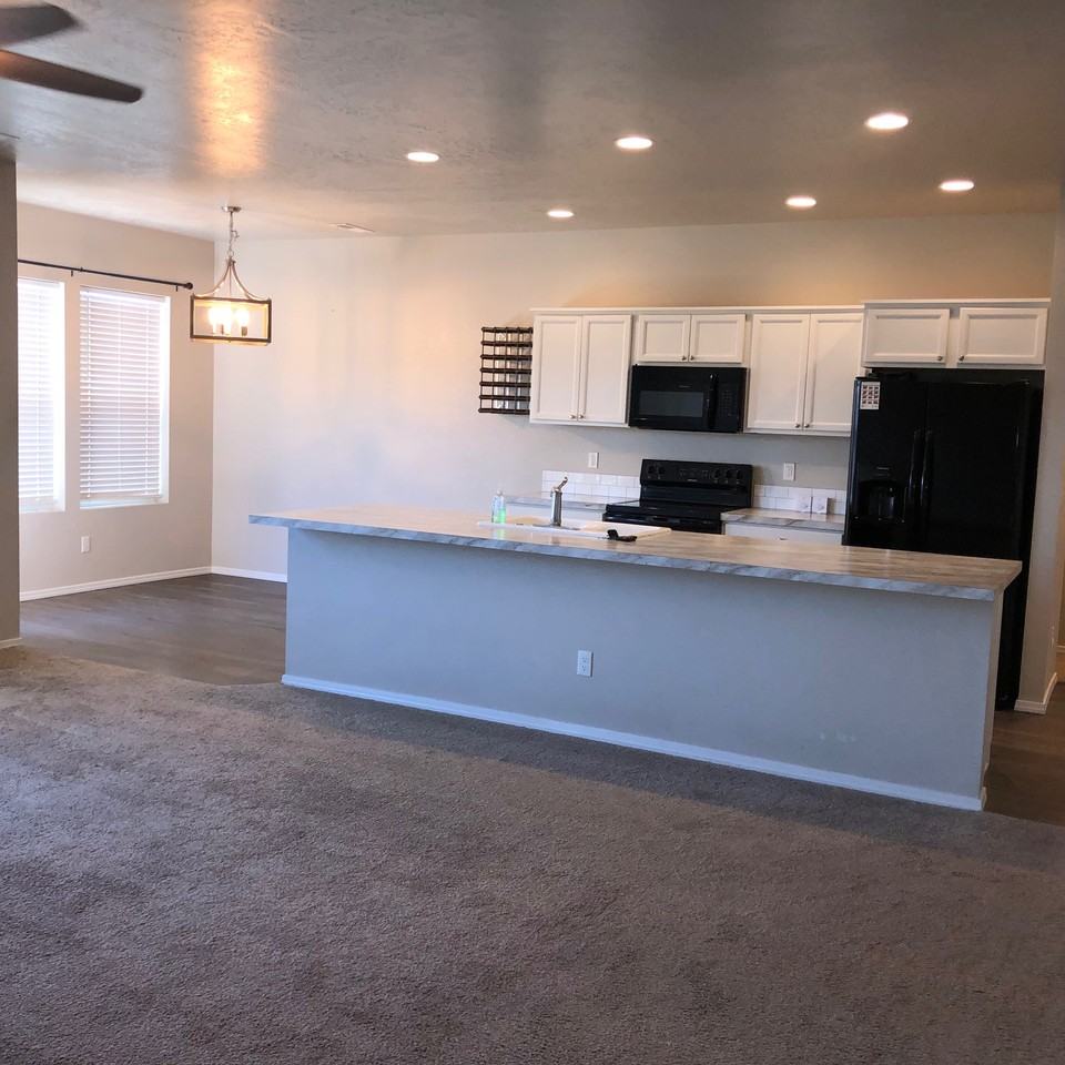 843 Sw Levant Way #NA - Photo 2 of 9