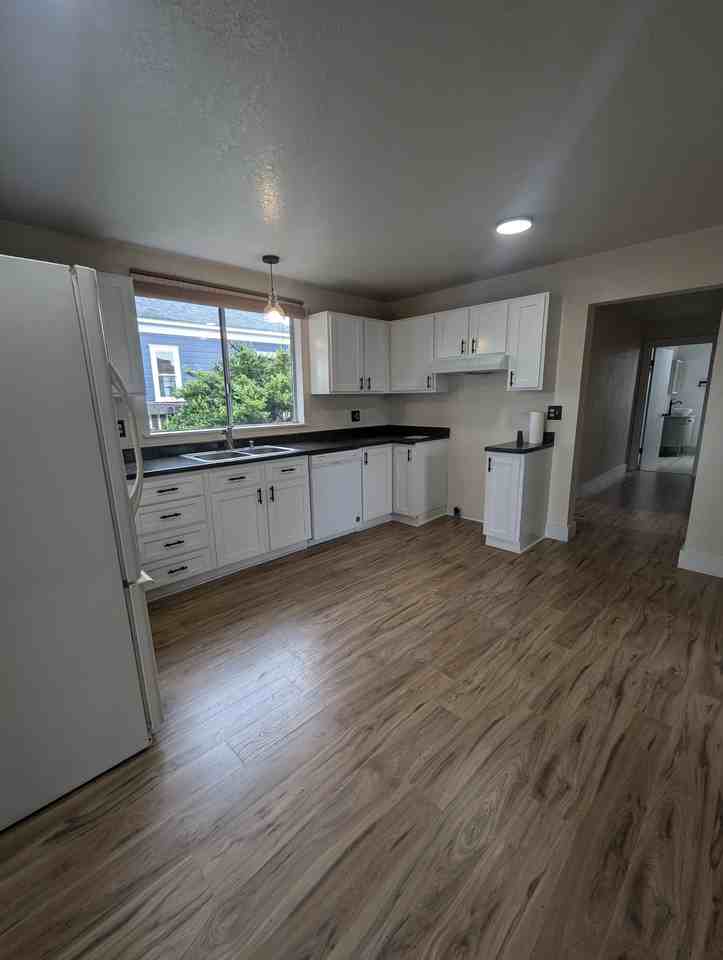 2142 Spring St #A - Photo 2 of 8