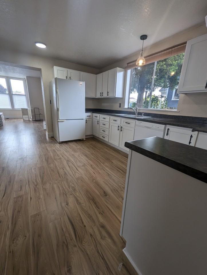 2142 Spring St #A - Photo 3 of 8