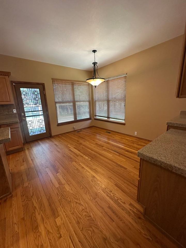 7640 Lonergan Ct - Photo 3 of 31