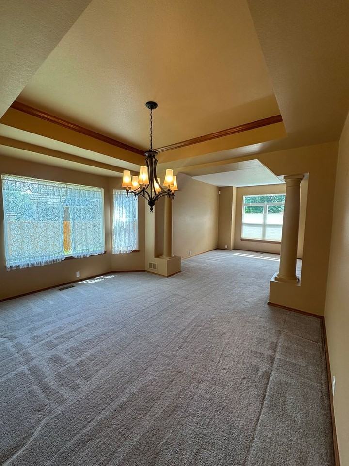7640 Lonergan Ct - Photo 4 of 31