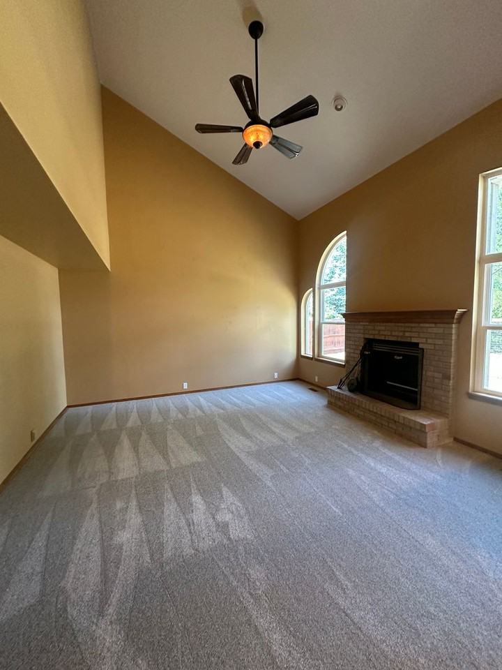 7640 Lonergan Ct - Photo 6 of 31