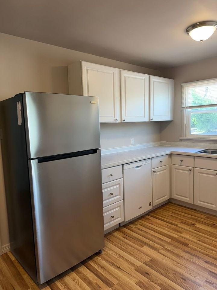 1403 Bunting Ave - Photo 4 of 16