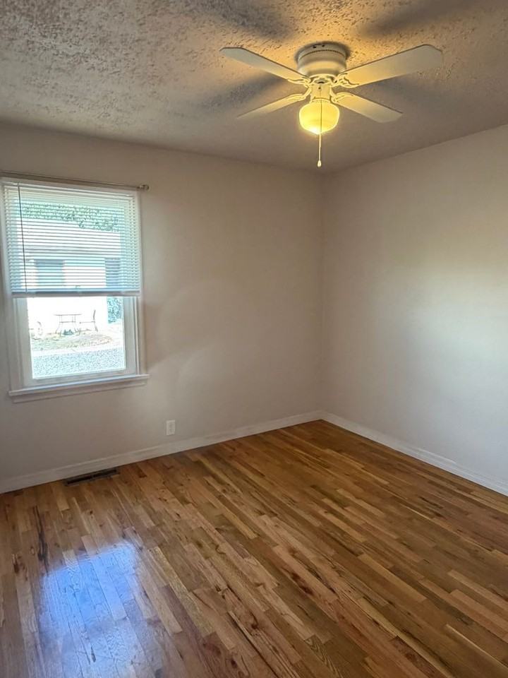 1403 Bunting Ave - Photo 7 of 16