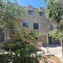 Sherman Oaks Area apartment close to local shops and Restaurants - Photo 1 of 1