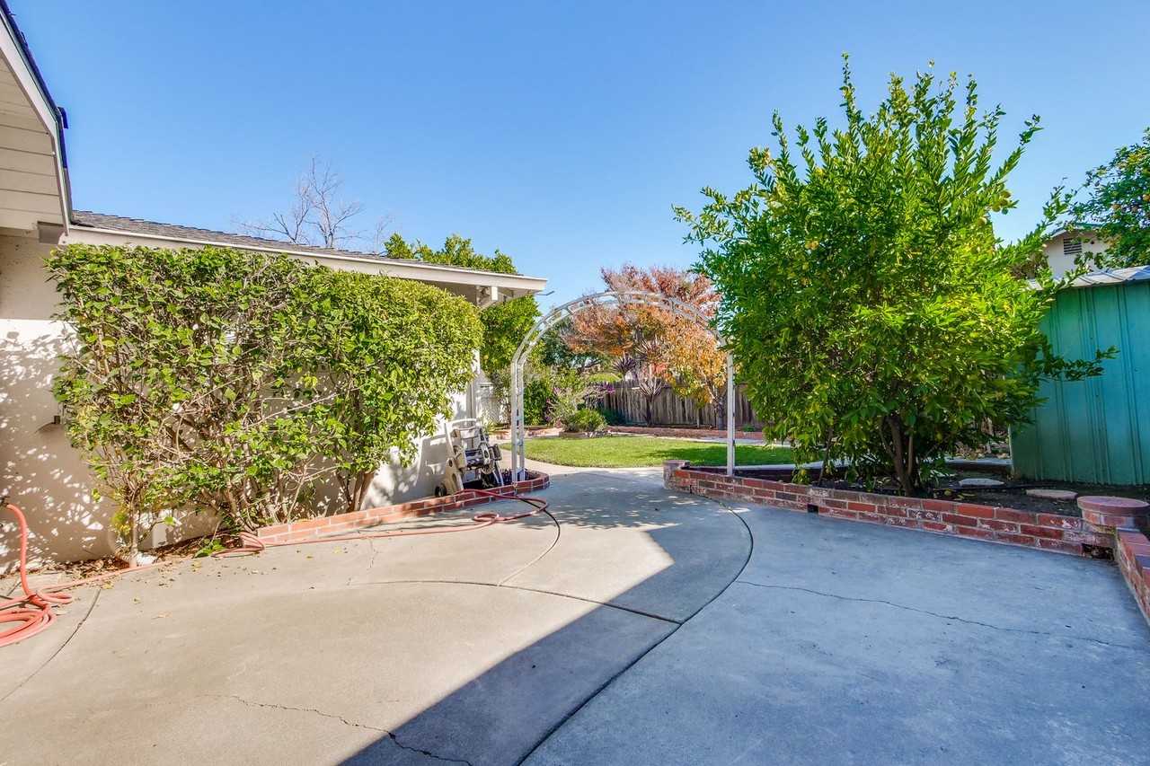 4712 Clarendon Dr - Photo 2 of 50