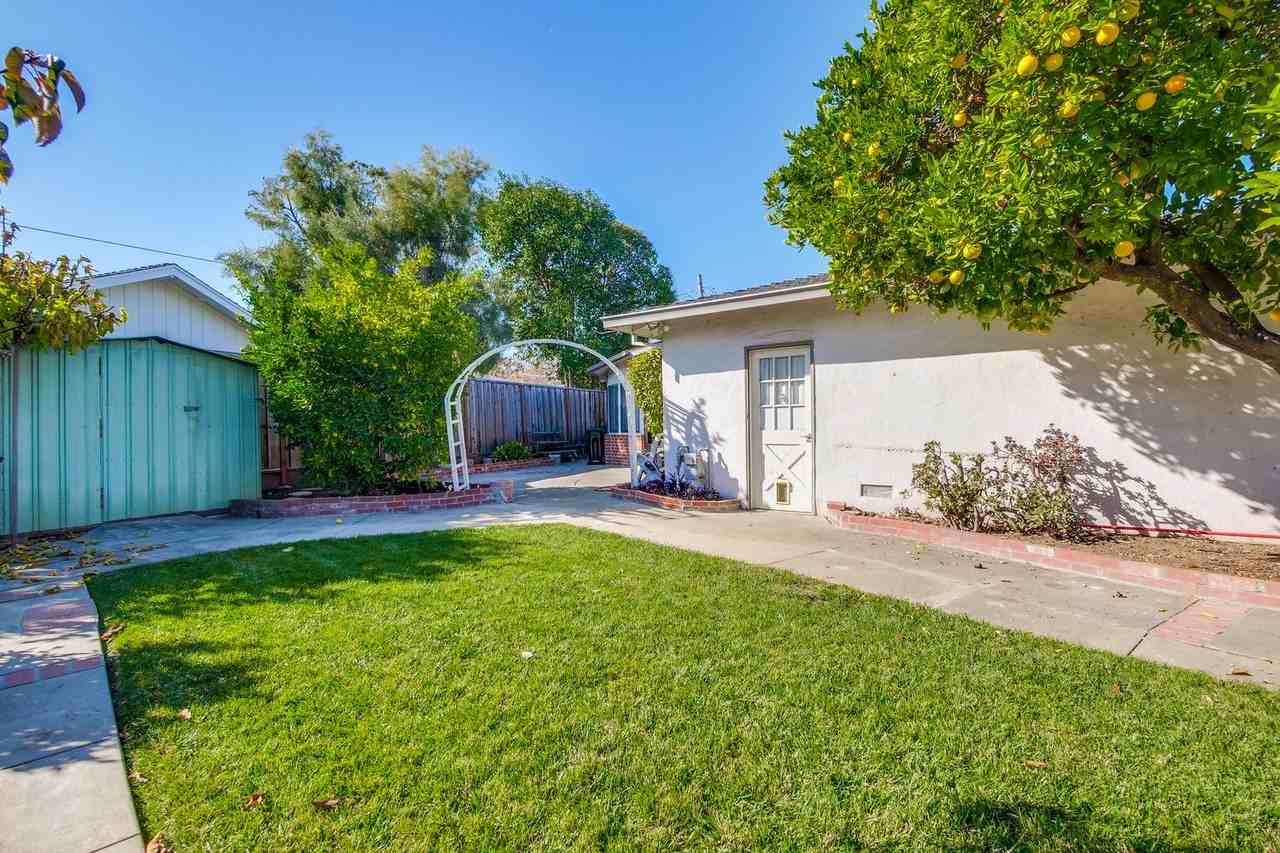 4712 Clarendon Dr - Photo 5 of 50