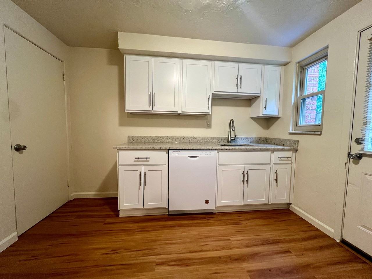 918 Sleepy Hollow Rd - Photo 2 of 14