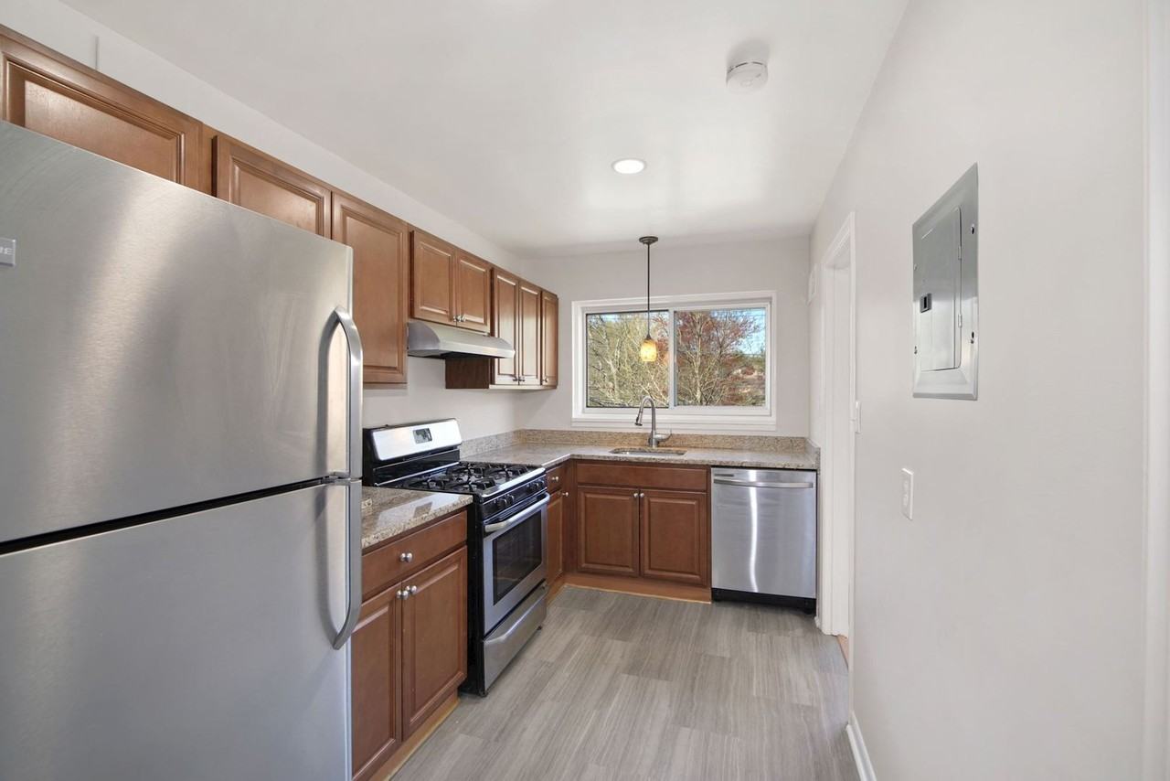 10619 Weymouth St #201 - Photo 3 of 30