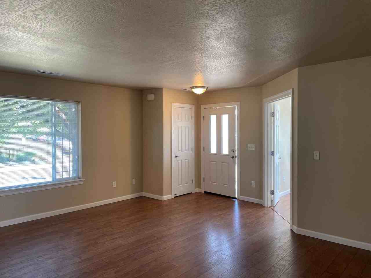 303 S Haskell St - Photo 4 of 17