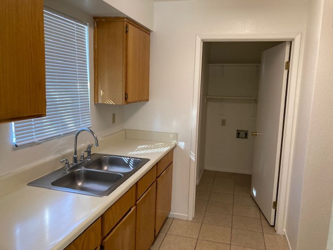 860 W Commercial Ave - Photo 3 of 12