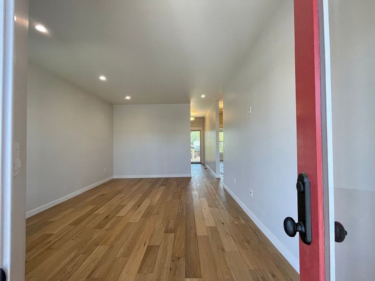 1027 Lincoln Ave - Photo 5 of 19