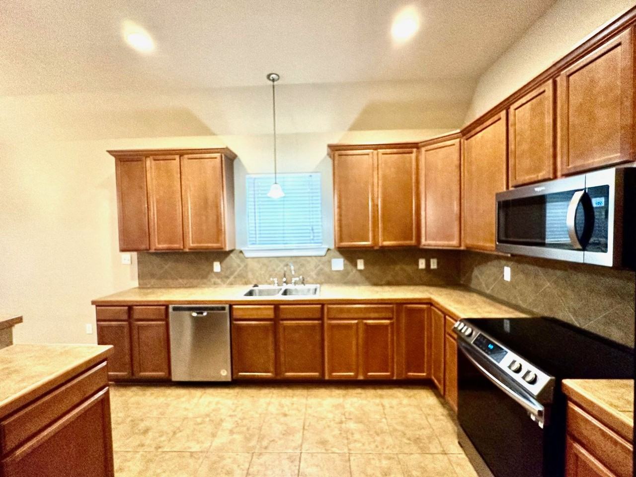 41188 Lakeway Cove Ave - Photo 4 of 21