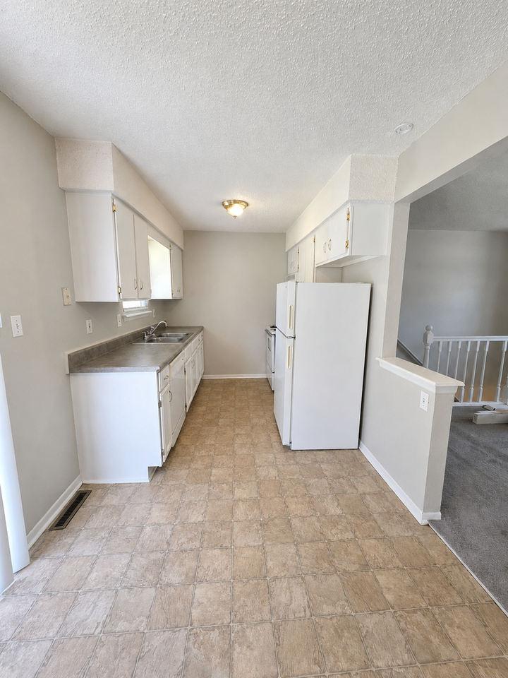 403 Ne Westwind Dr #B - Photo 4 of 16