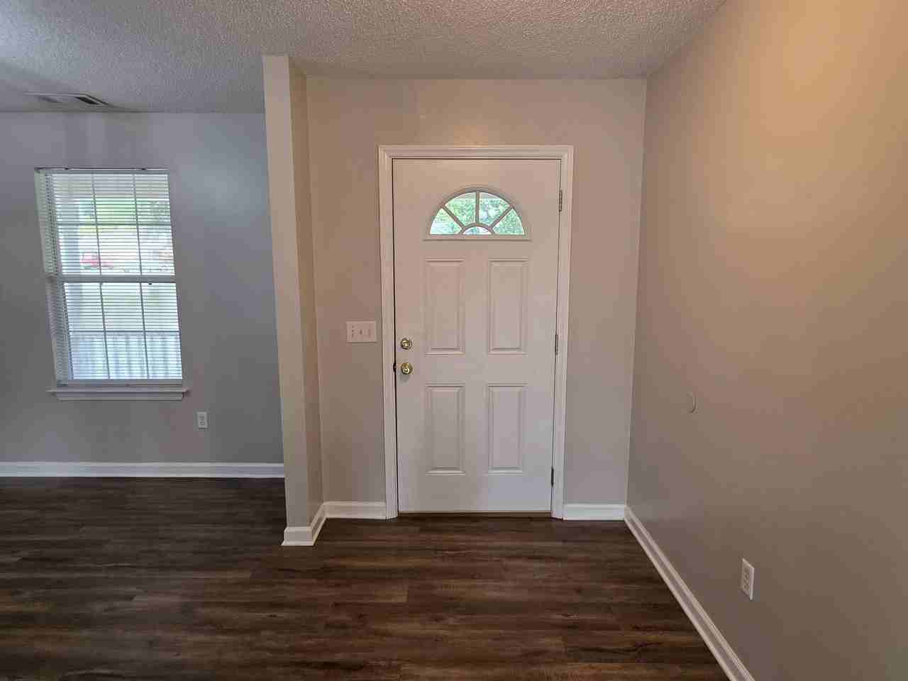 304 Woodbury Ln - Photo 3 of 23