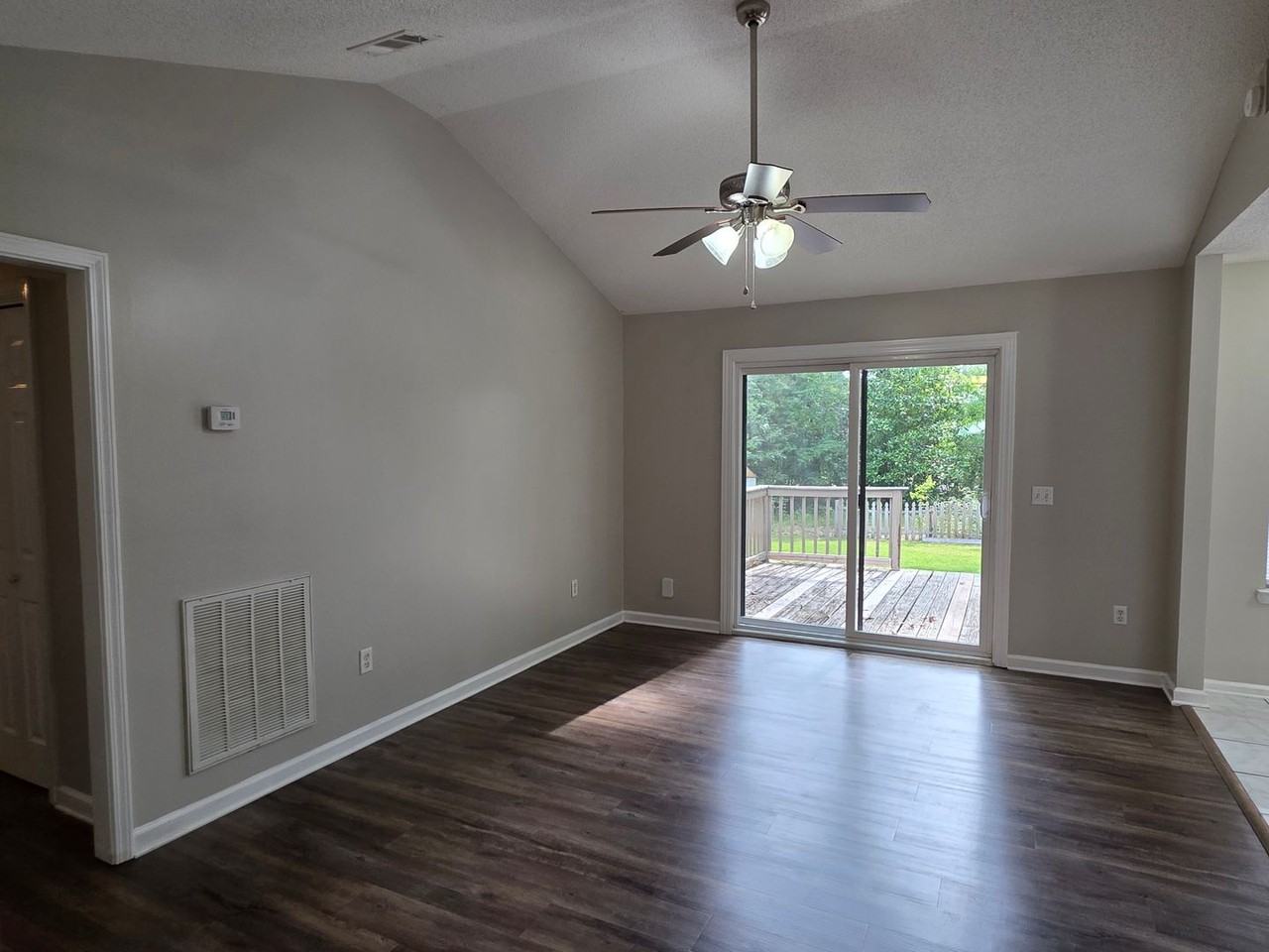 304 Woodbury Ln - Photo 4 of 23