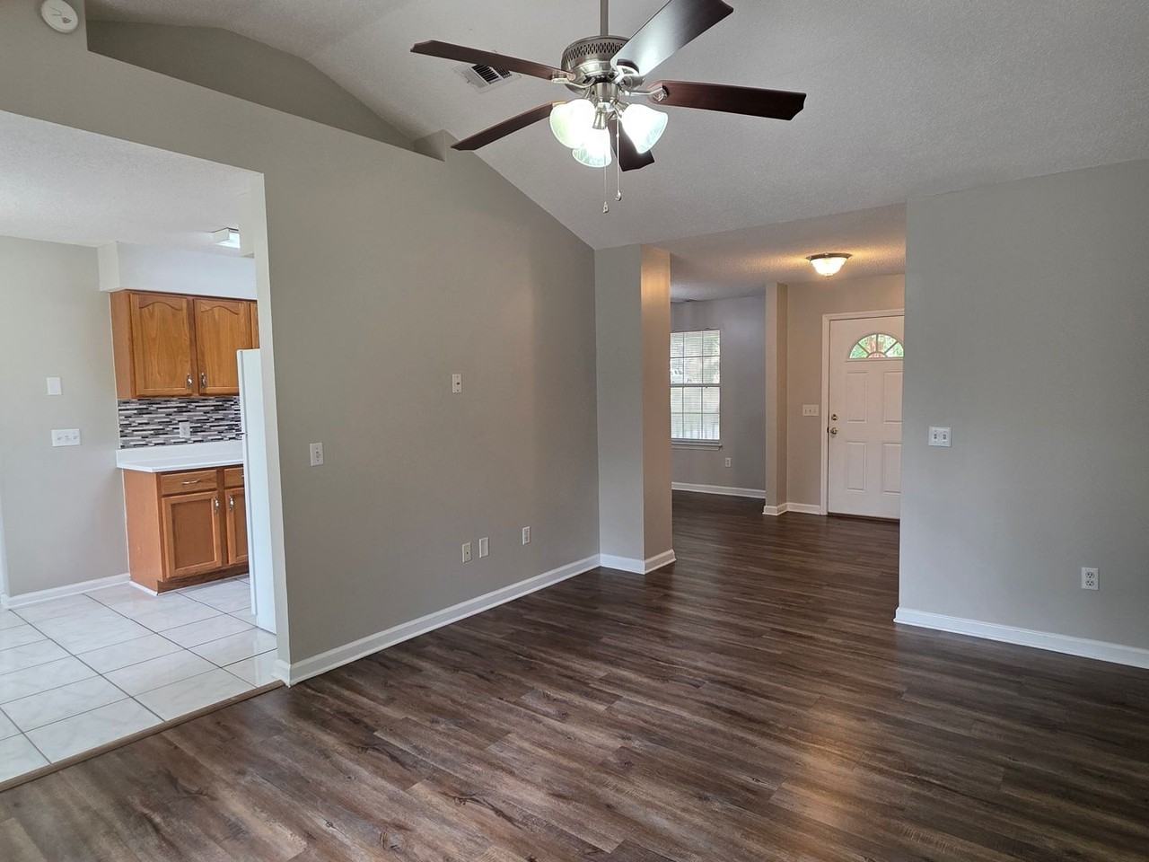 304 Woodbury Ln - Photo 5 of 23