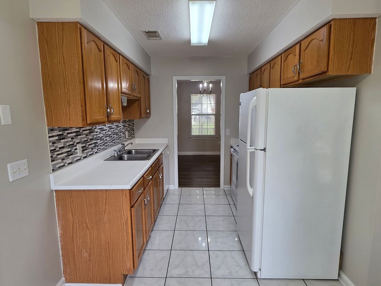 304 Woodbury Ln - Photo 6 of 23