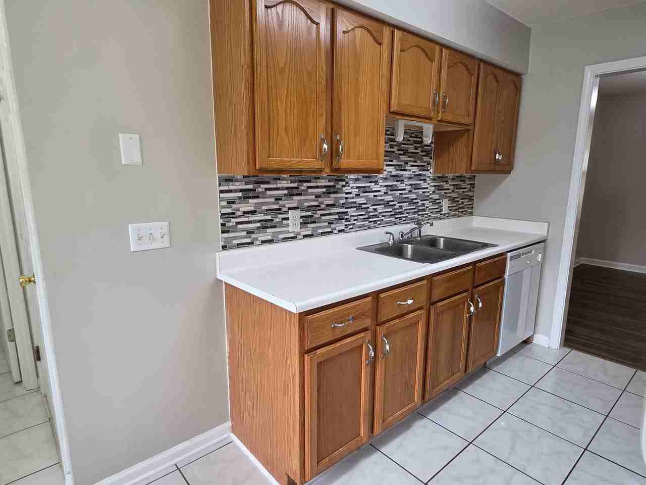 304 Woodbury Ln - Photo 7 of 23