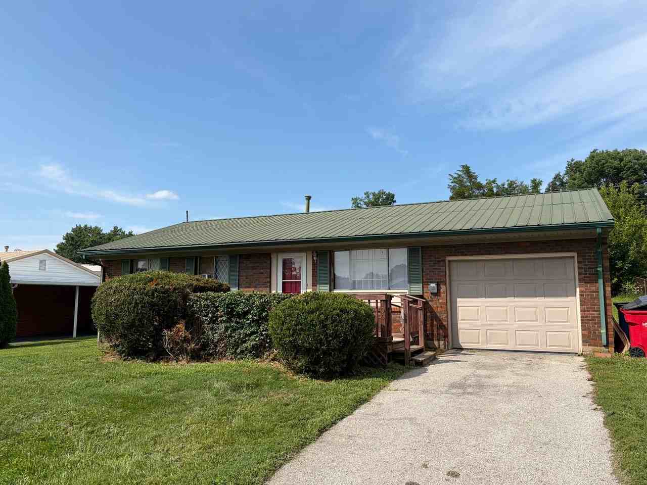 106 Tulip Dr - Photo 2 of 15