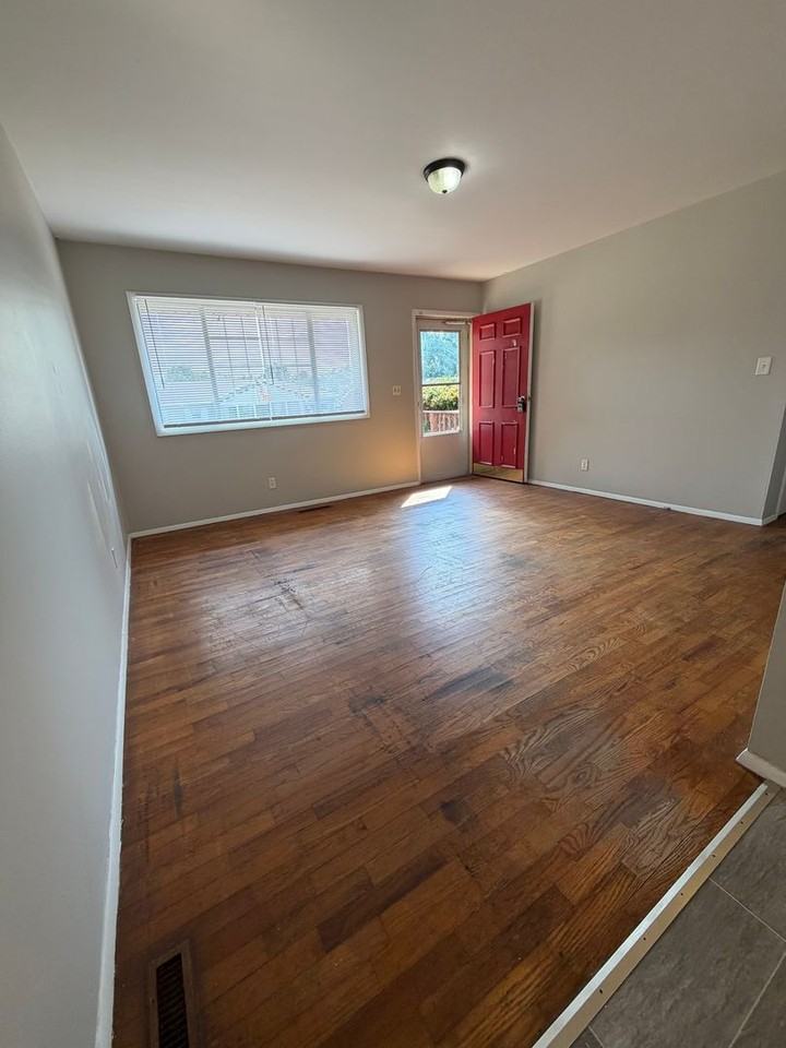 106 Tulip Dr - Photo 3 of 15