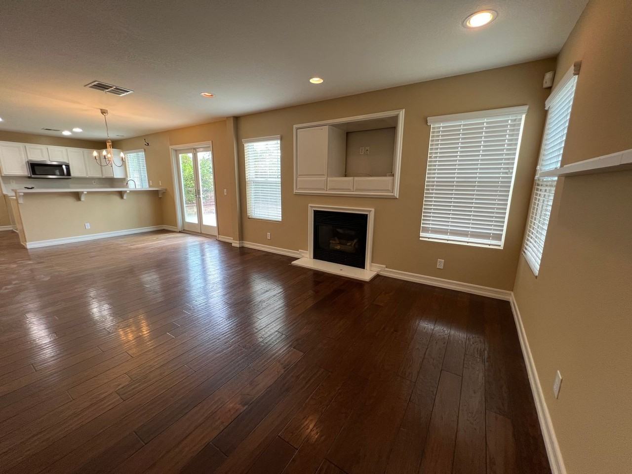 2540 San Saba St - Photo 4 of 22