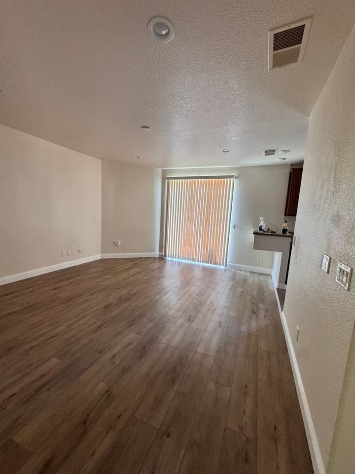 22519 S 6th St - Photo 3 of 11