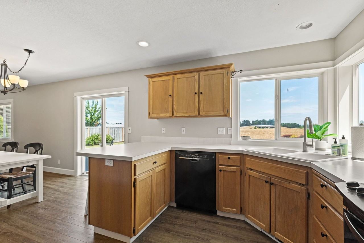 753 Se Boysen Ln - Photo 7 of 34
