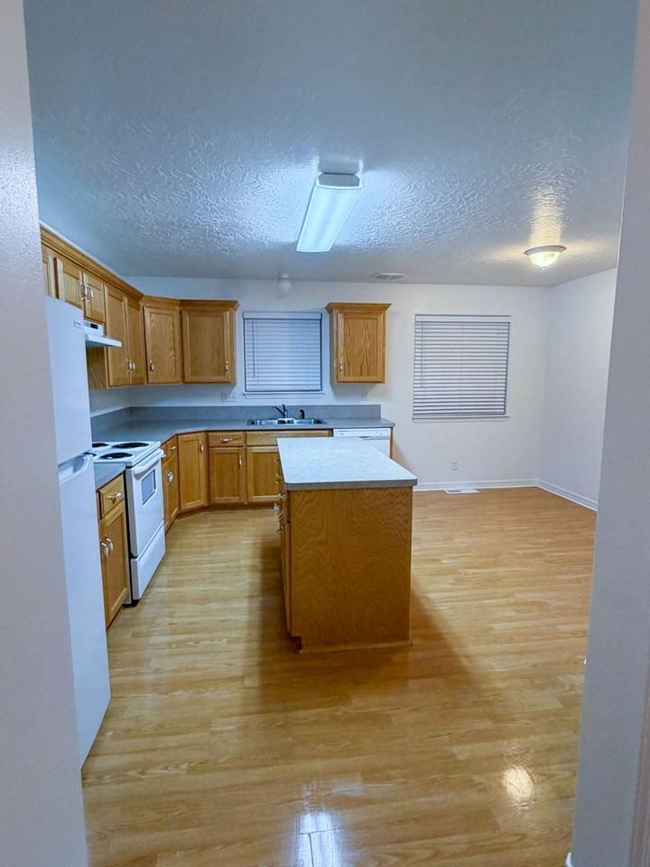 2105 Alan St #6 - Photo 5 of 10