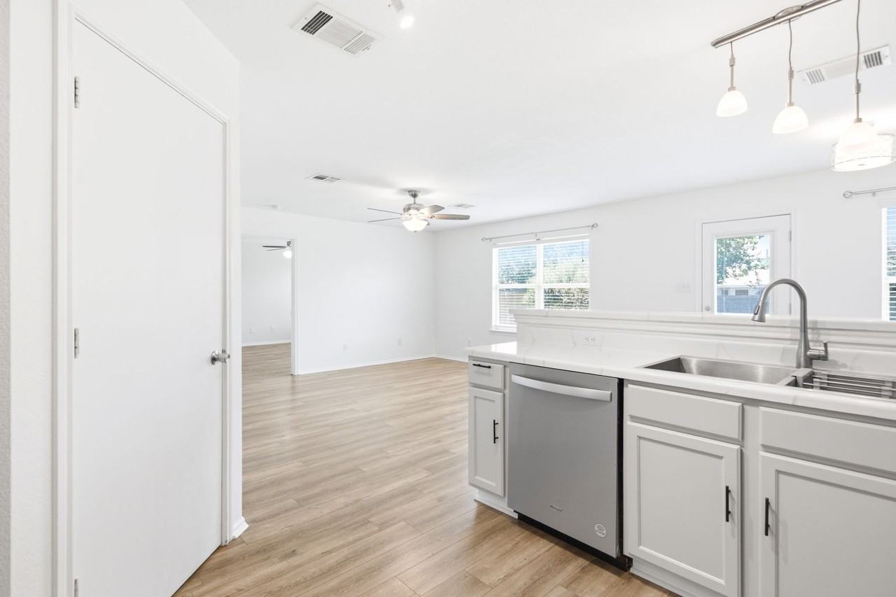 209 Rinehardt St - Photo 5 of 27