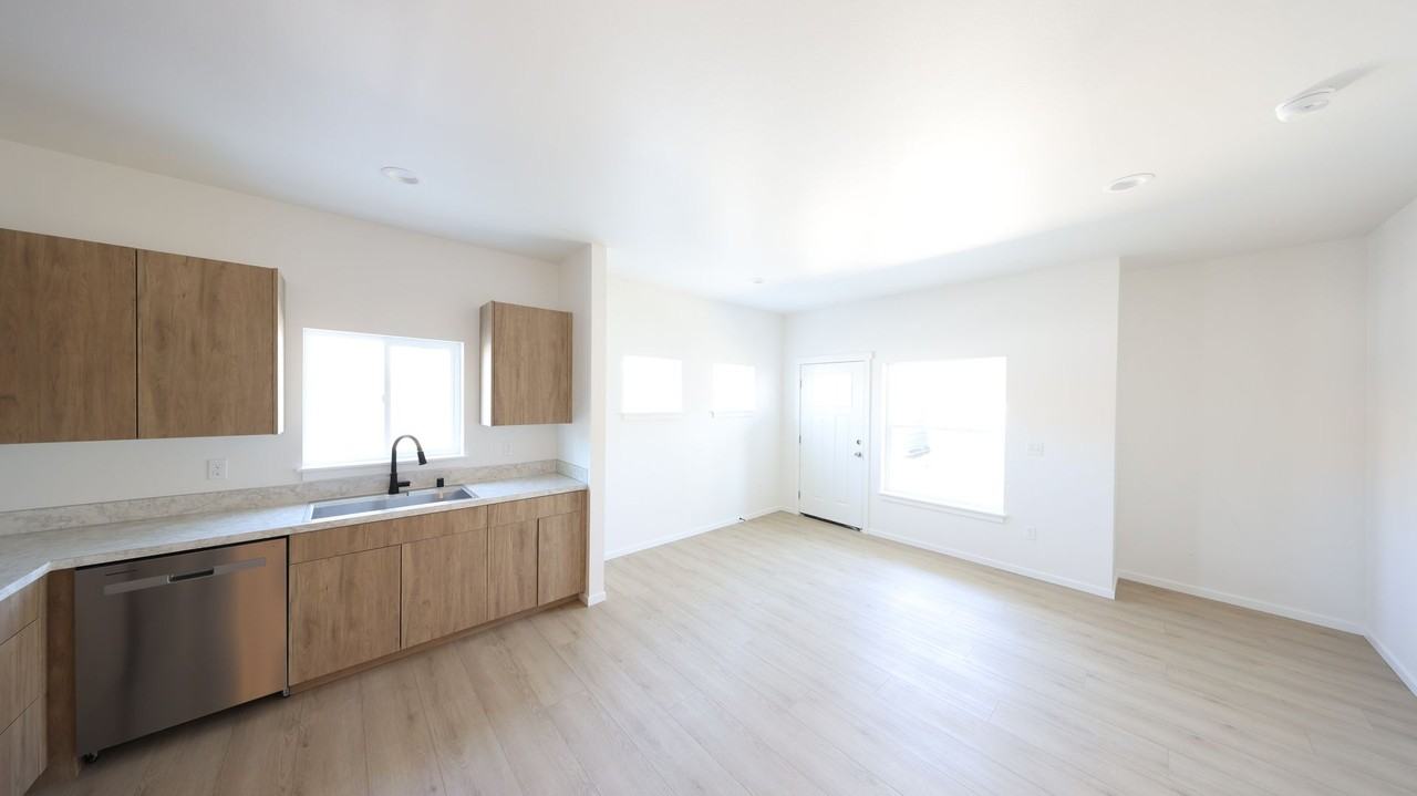 818 28th St - Photo 2 of 9