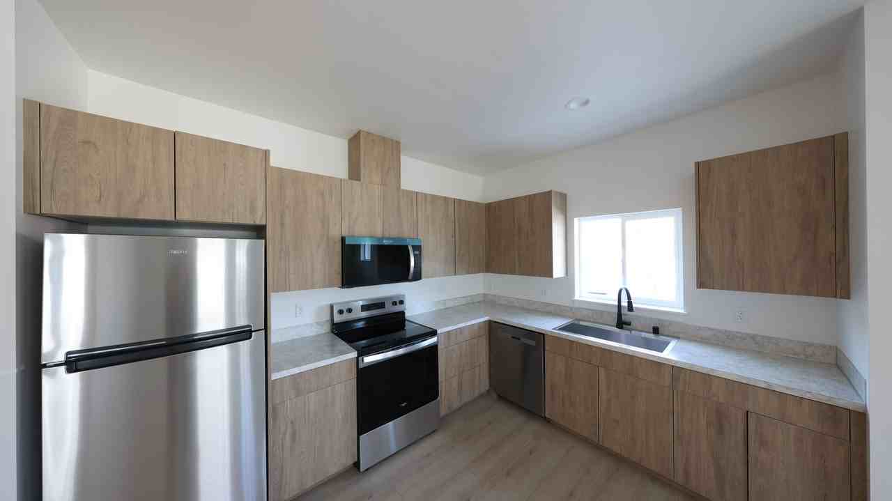 818 28th St - Photo 3 of 9
