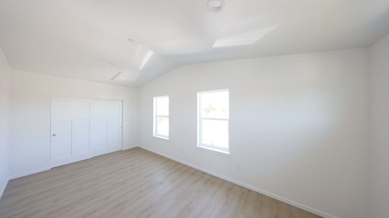820 28th St - Photo 6 of 9