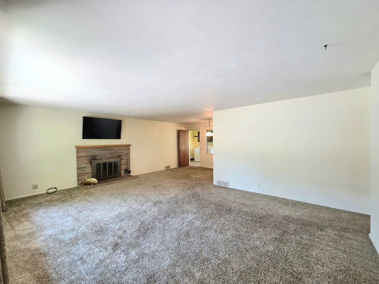 1336 4th St - Photo 4 of 32