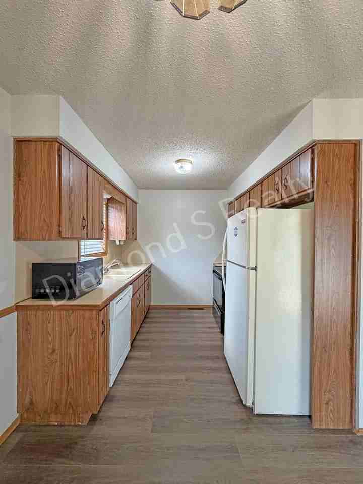 3360 E Salem St - Photo 4 of 11