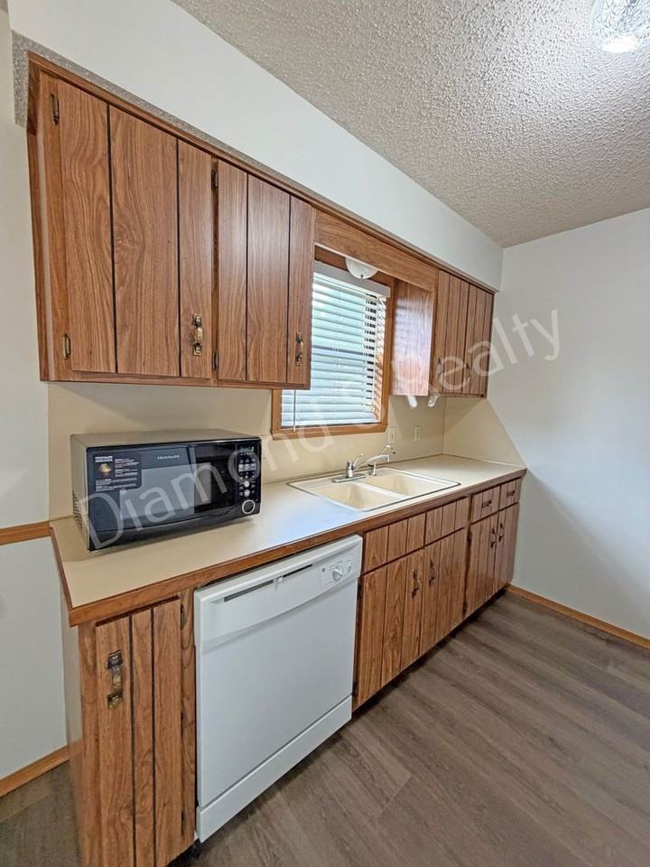 3360 E Salem St - Photo 5 of 11