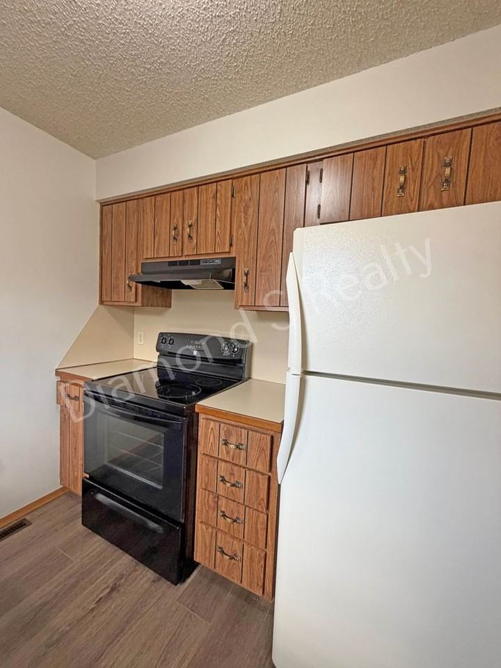 3360 E Salem St - Photo 6 of 11