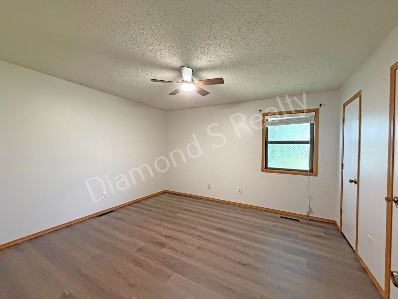 3360 E Salem St - Photo 7 of 11