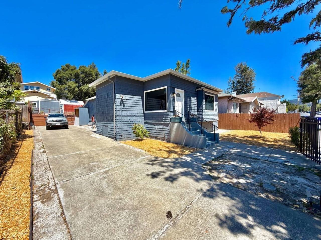 2611 Coolidge Ave - Photo 3 of 25