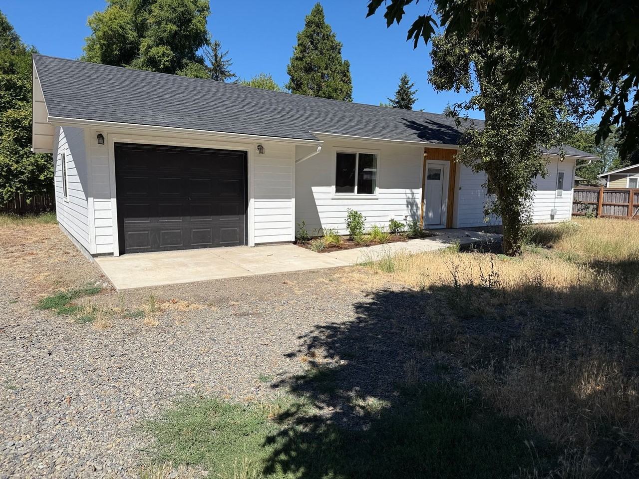 1246 Hughes St - Photo 2 of 39