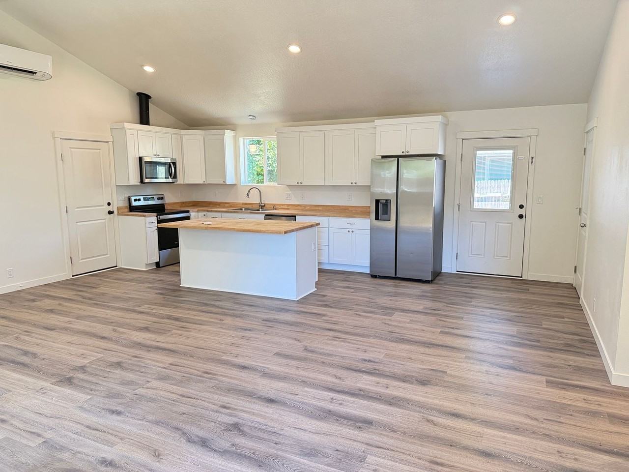 1246 Hughes St - Photo 3 of 39