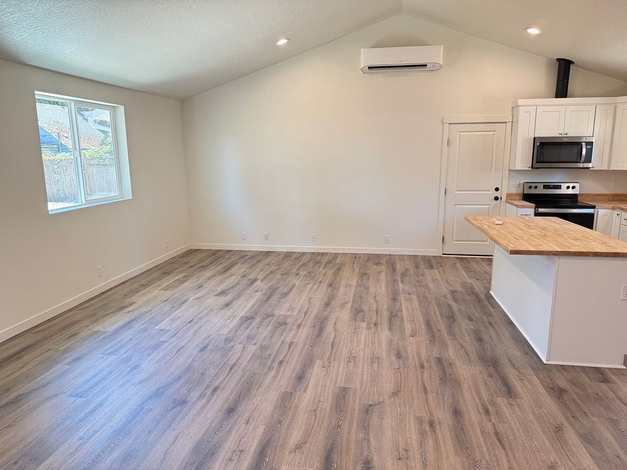 1246 Hughes St - Photo 4 of 39