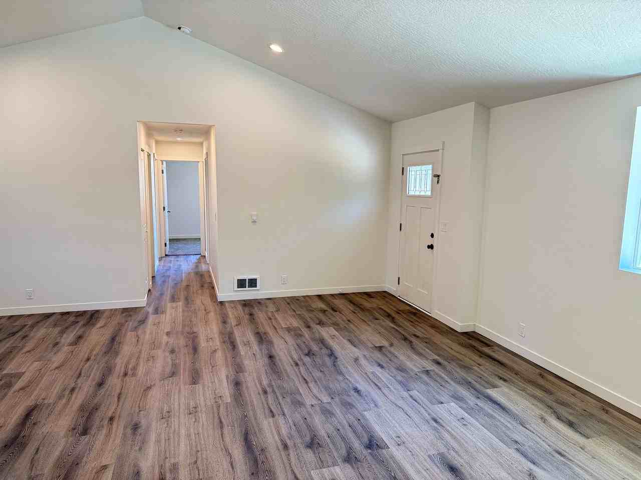 1246 Hughes St - Photo 5 of 39
