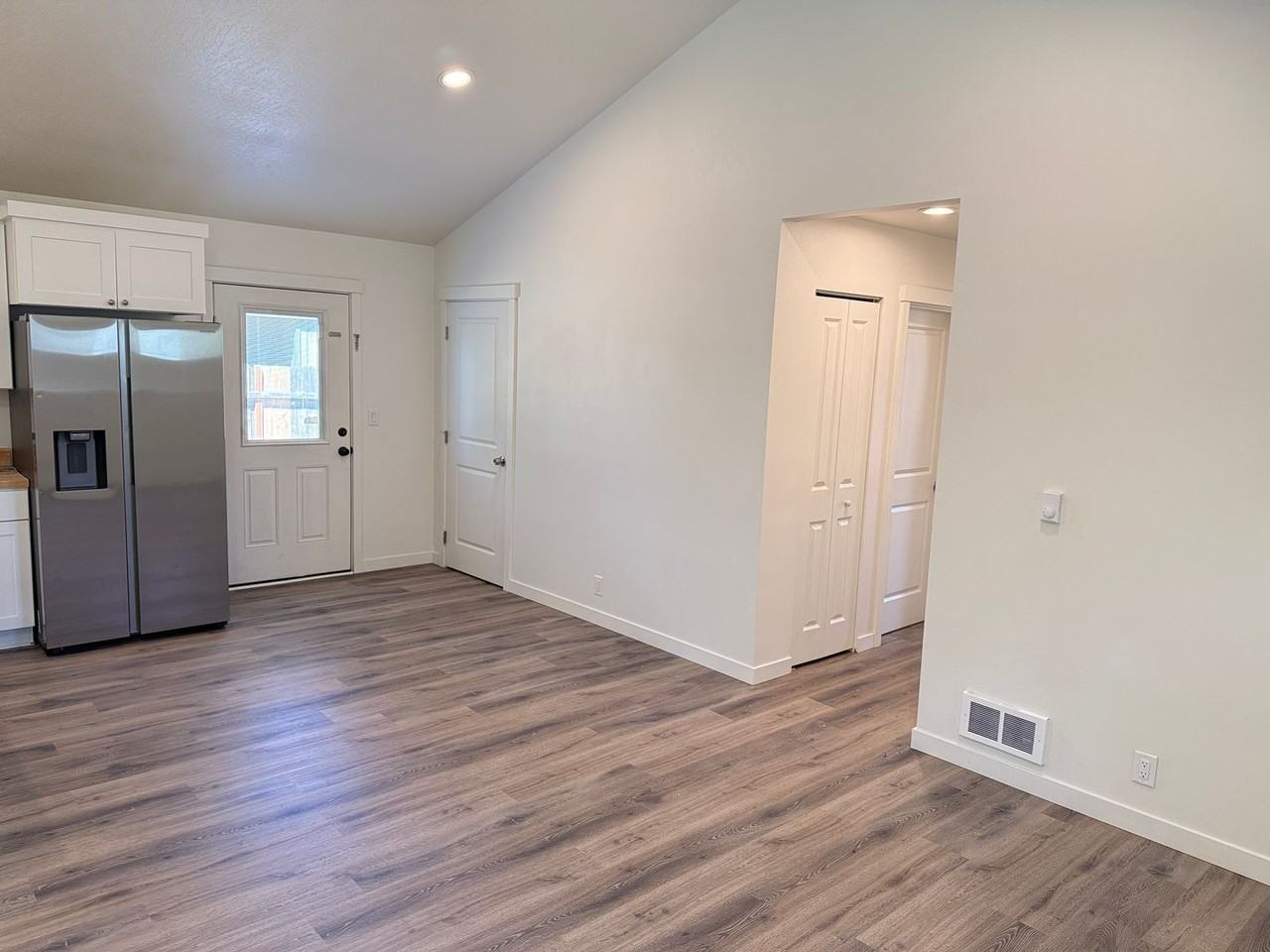 1246 Hughes St - Photo 6 of 39