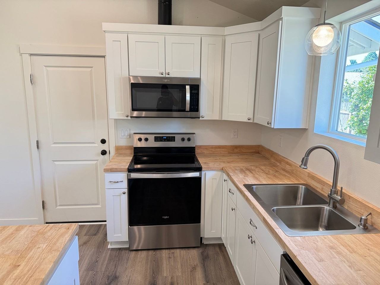 1246 Hughes St - Photo 7 of 39