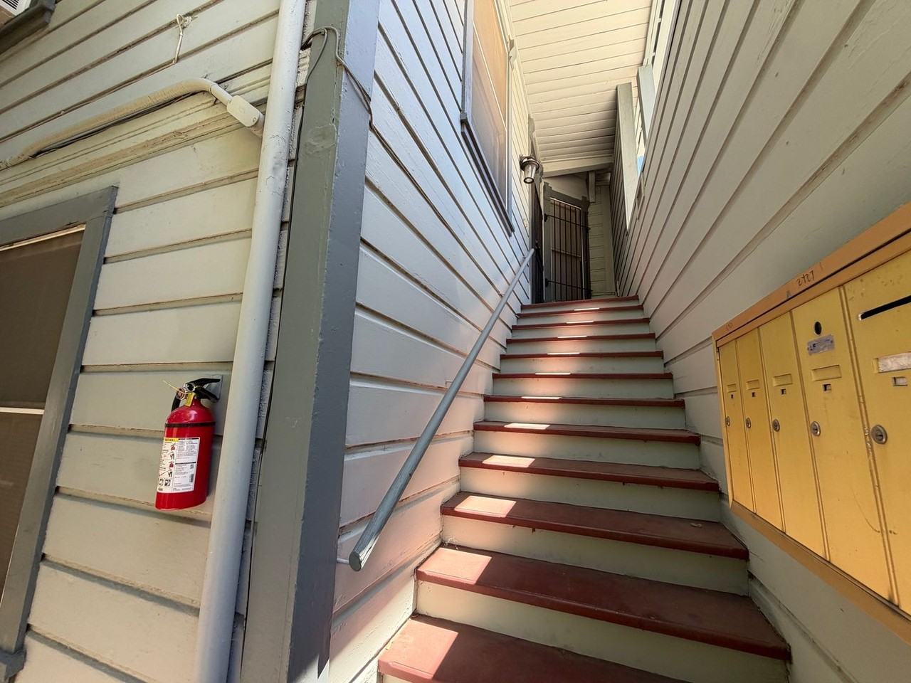 2427 J St - Photo 4 of 10