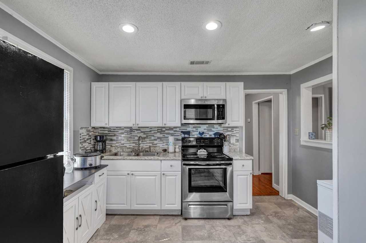 2211 Hawthorne St - Photo 4 of 10