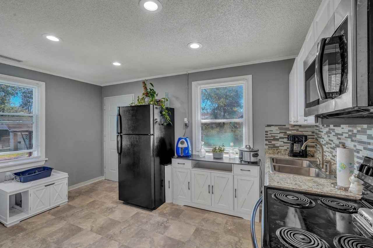 2211 Hawthorne St - Photo 5 of 10