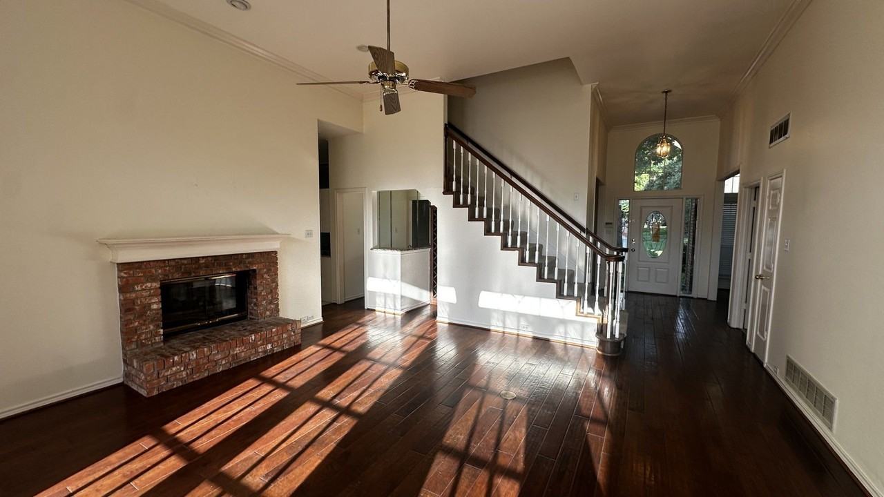 18532 Bay Pines Ln - Photo 3 of 29