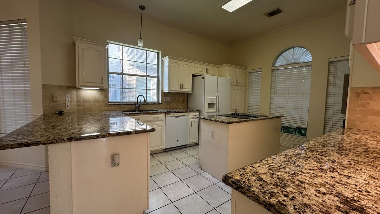 18532 Bay Pines Ln - Photo 6 of 29